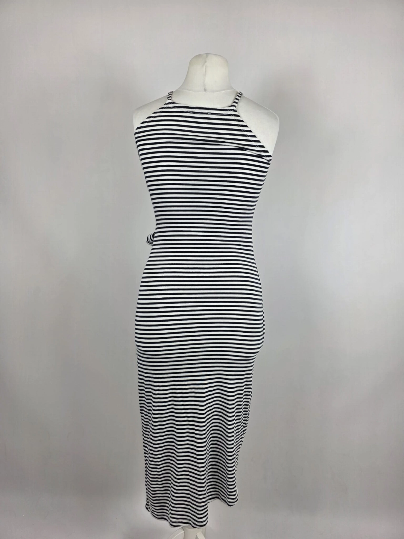 Dopasowana sukienka midi w paski marki Fame Fashion z dekoltem halter i wiązaniem w talii to idealna propozycja premium, która podkreśli kobiece kształty i zapewni modny, letni look.