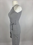 Dopasowana sukienka midi w paski marki Fame Fashion z dekoltem halter i wiązaniem w talii to idealna propozycja premium, która podkreśli kobiece kształty i zapewni modny, letni look.