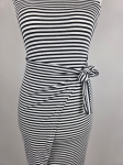 Dopasowana sukienka midi w paski marki Fame Fashion z dekoltem halter i wiązaniem w talii to idealna propozycja premium, która podkreśli kobiece kształty i zapewni modny, letni look.