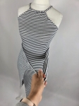 Dopasowana sukienka midi w paski marki Fame Fashion z dekoltem halter i wiązaniem w talii to idealna propozycja premium, która podkreśli kobiece kształty i zapewni modny, letni look.