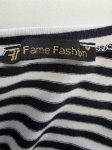 Dopasowana sukienka midi w paski marki Fame Fashion z dekoltem halter i wiązaniem w talii to idealna propozycja premium, która podkreśli kobiece kształty i zapewni modny, letni look.