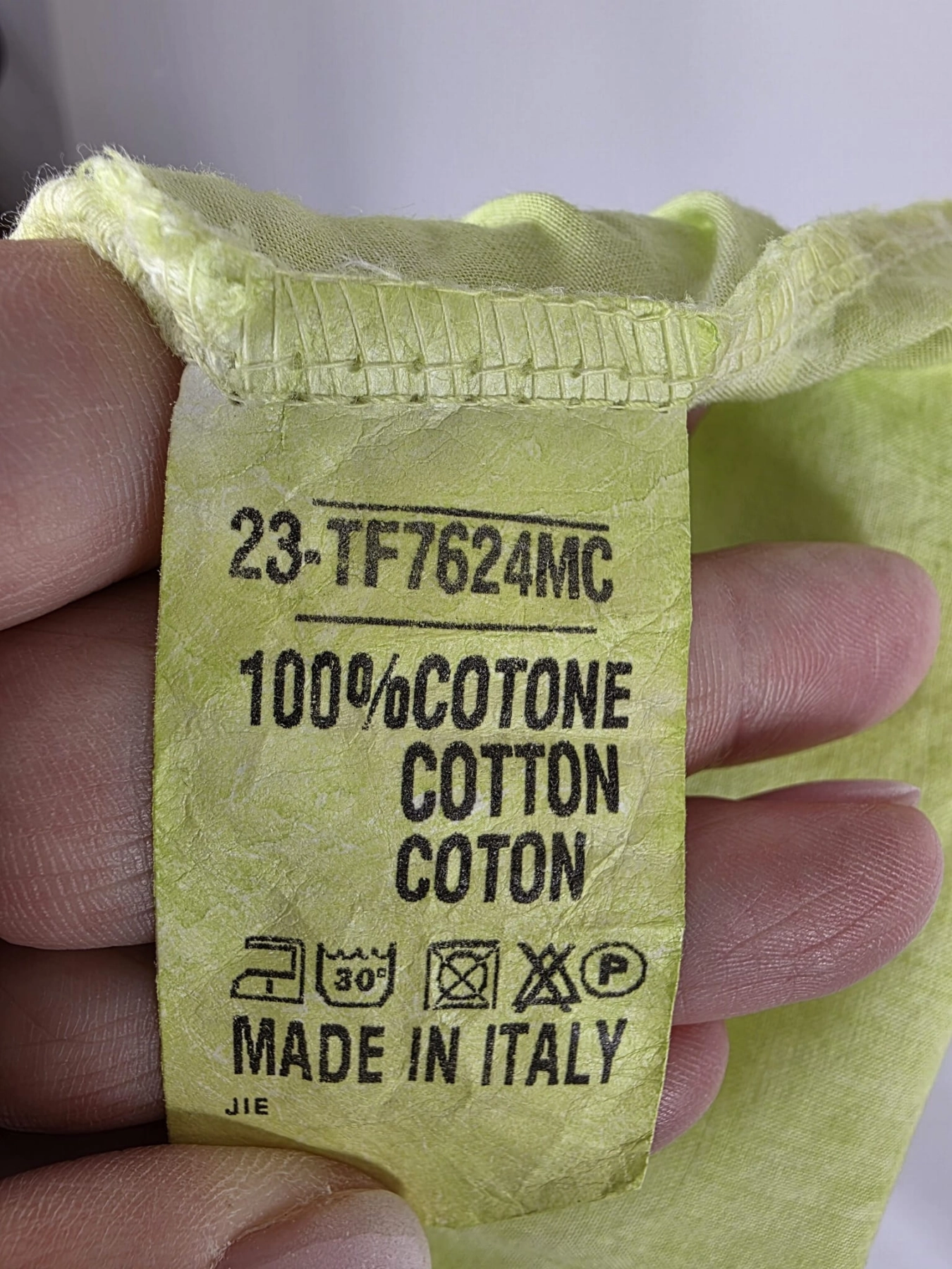 Włoska limonkowa sukienka tunika oversize z kaskadowymi falbanami wykonana w 100% z wysokogatunkowej bawełny