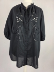 Czarna, bawełniana bluzka plus size marki xlnt z haftem angielskim i elegancką stójką to stylowy oraz niezwykle wygodny wybór, który doskonale uzupełni każdą kobiecą stylizację premium