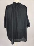Czarna, bawełniana bluzka plus size marki xlnt z haftem angielskim i elegancką stójką to stylowy oraz niezwykle wygodny wybór, który doskonale uzupełni każdą kobiecą stylizację premium