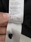 Czarna, bawełniana bluzka plus size marki xlnt z haftem angielskim i elegancką stójką to stylowy oraz niezwykle wygodny wybór, który doskonale uzupełni każdą kobiecą stylizację premium