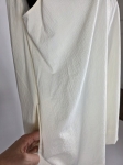 Kremowa sukienka oversize marki COS o gofrowanej strukturze, z dekoltem w serek i wiązaniem na plecach, idealna do minimalistycznych, letnich stylizacji premium