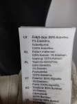 Kremowa sukienka oversize marki COS o gofrowanej strukturze, z dekoltem w serek i wiązaniem na plecach, idealna do minimalistycznych, letnich stylizacji premium