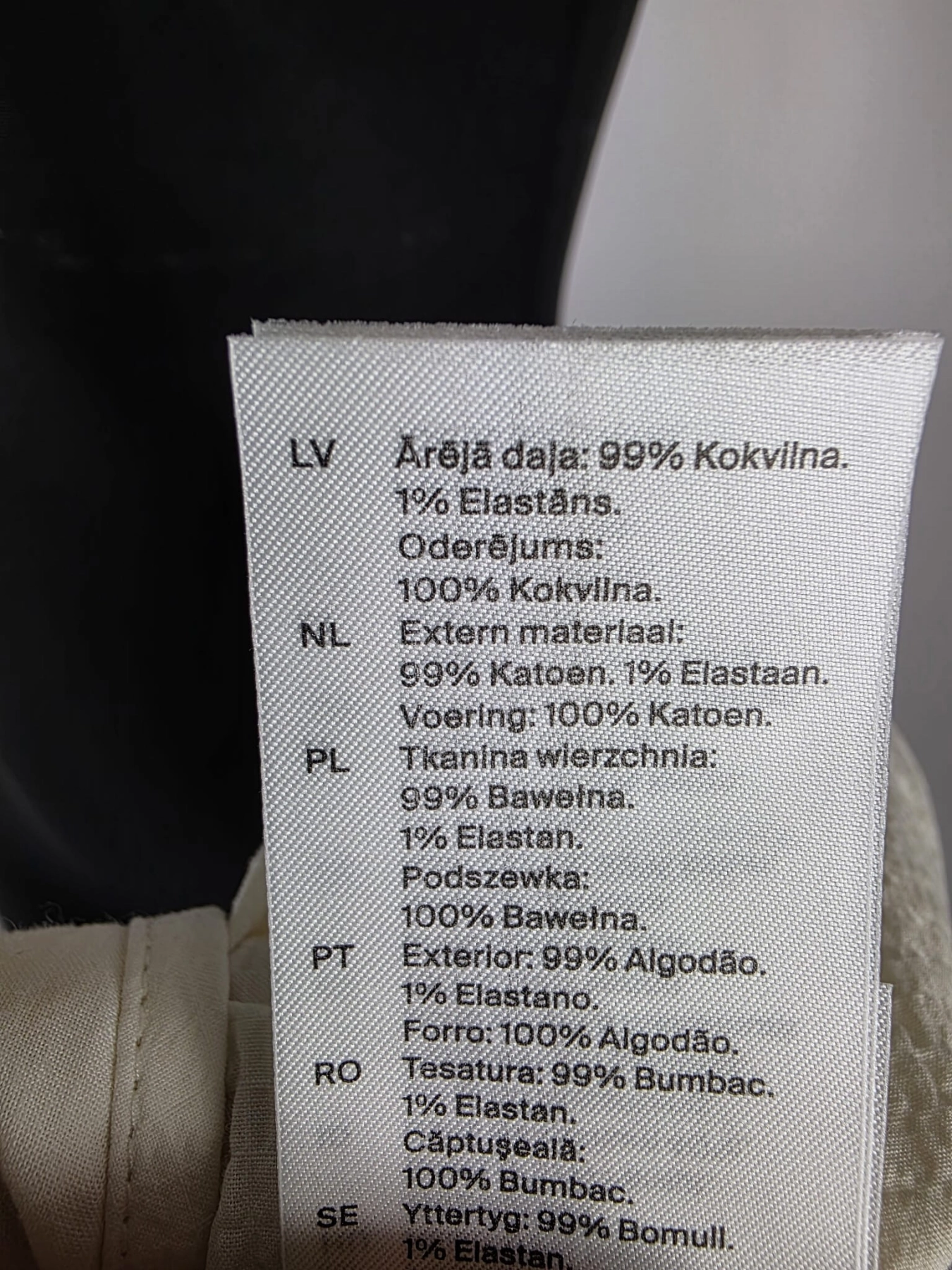 Kremowa sukienka oversize marki COS o gofrowanej strukturze, z dekoltem w serek i wiązaniem na plecach, idealna do minimalistycznych, letnich stylizacji premium