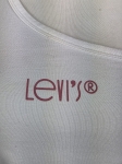 Oryginalny asymetryczny top damski Levi's w rozmiarze M, wykonany z prążkowanej bawełny w kolorze białym z subtelnym logo na piersi