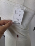 Oryginalny asymetryczny top damski Levi's w rozmiarze M, wykonany z prążkowanej bawełny w kolorze białym z subtelnym logo na piersi