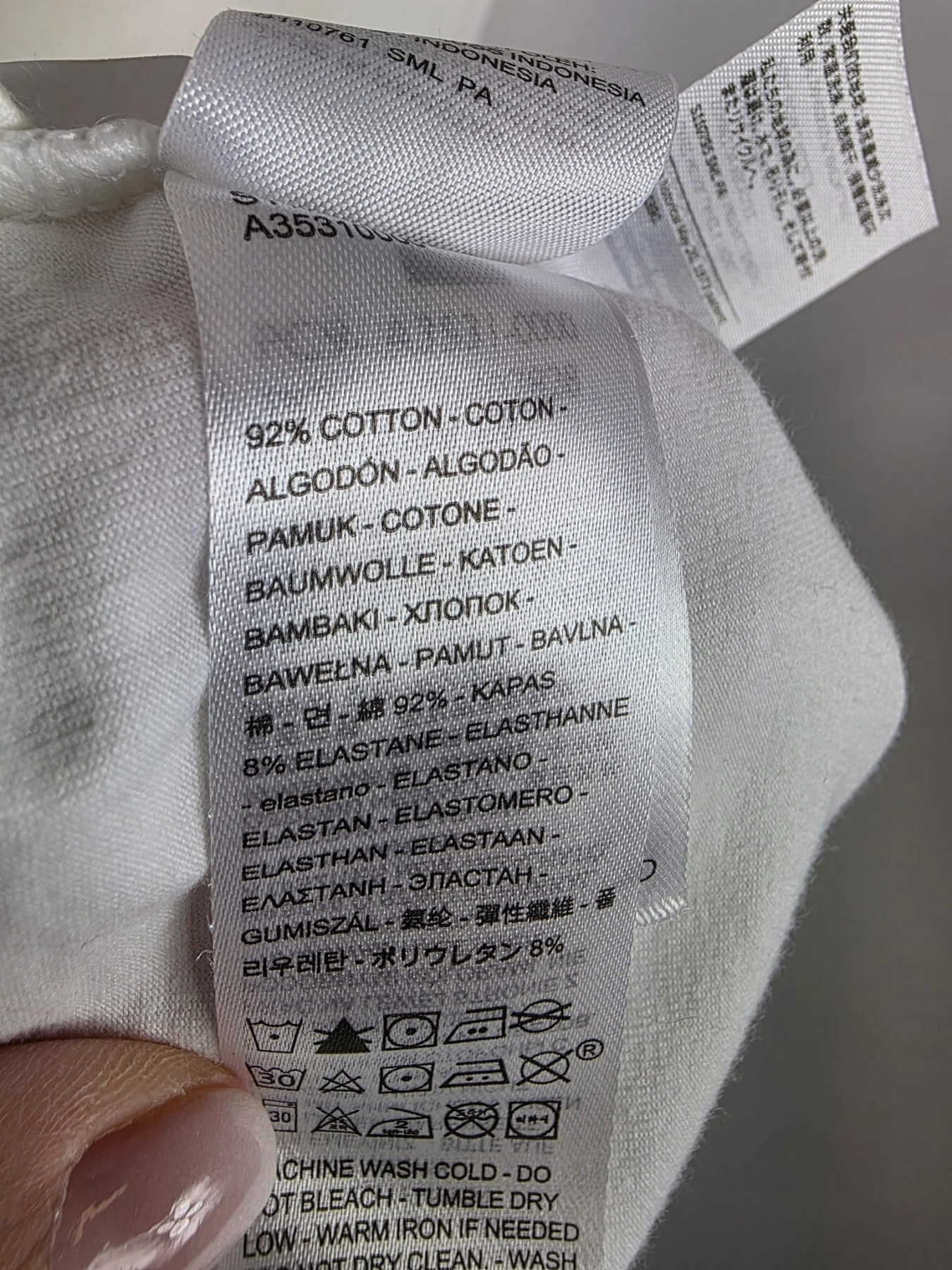 Oryginalny asymetryczny top damski Levi's w rozmiarze M, wykonany z prążkowanej bawełny w kolorze białym z subtelnym logo na piersi