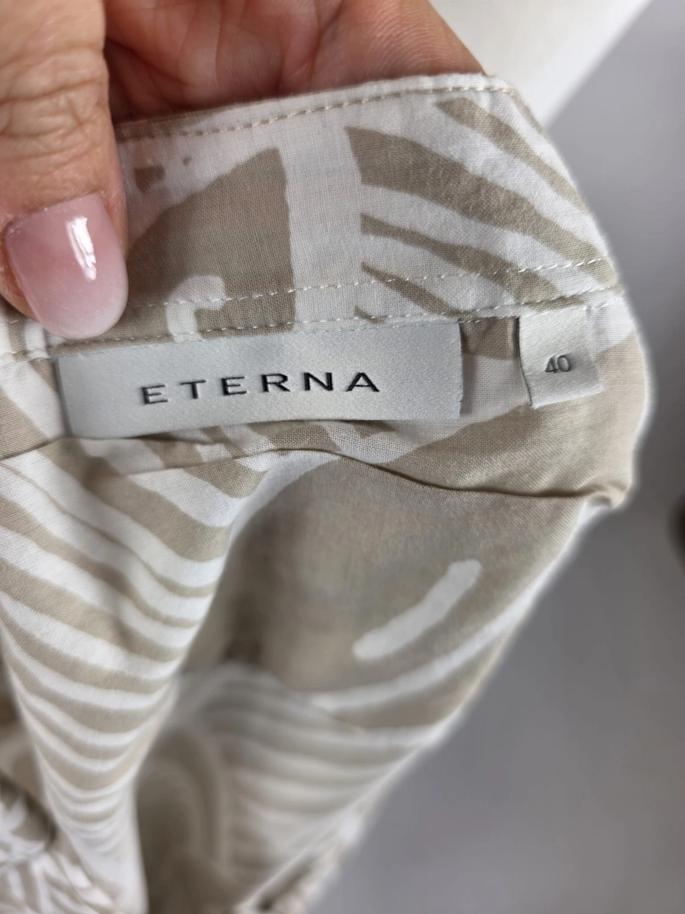 Markowa koszula damska Eterna w rozmiarze 40 z krótkim rękawem, ozdobiona subtelnym beżowo-białym wzorem, idealna do eleganckich i casualowych stylizacji premium