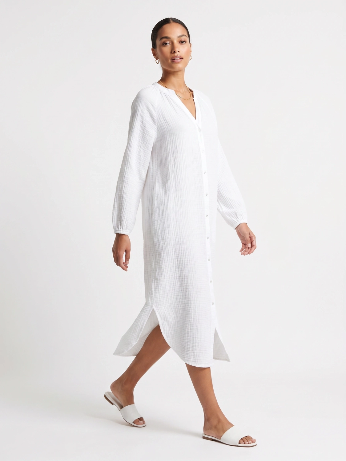 Długa biała tunika koszulowa Design by KappAhl wykonana w 100% z miękkiej bawełny o strukturyzowanej fakturze, idealna jako lekka narzutka plażowa lub stylowa, codzienna sukienka