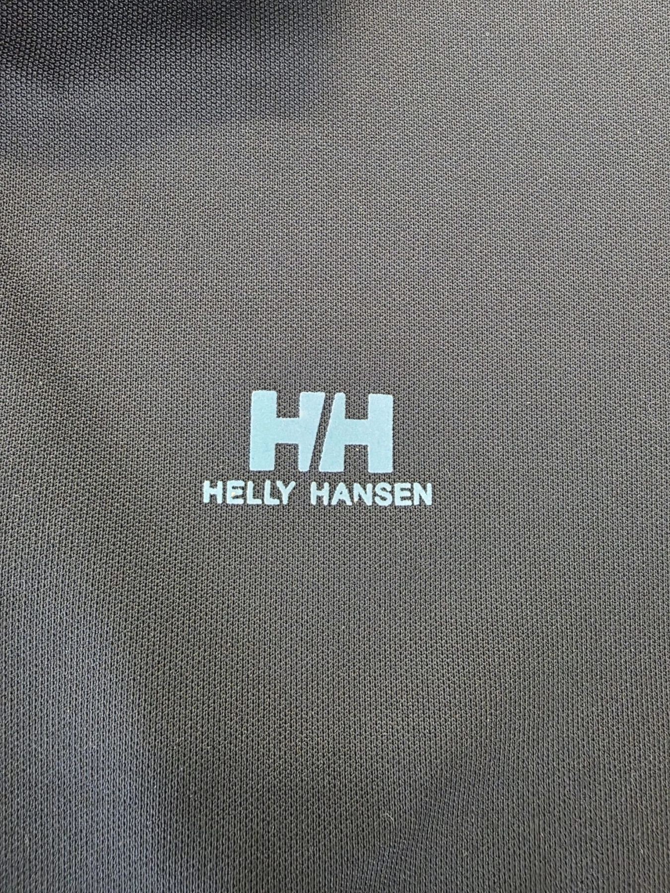 Ekskluzywny komplet premium składający się z granatowego polo Helly Hansen i błękitnej, plisowanej spódnicy midi marki COS to idealna, kobieca stylizacja na każdą okazję