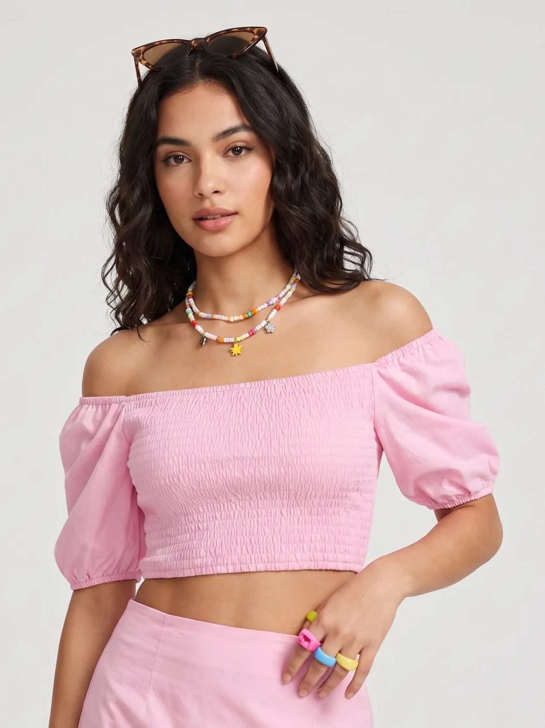 Różowy crop top Reserved z bufiastymi rękawami i elastycznym marszczeniem, idealny do letnich stylizacji z wysokim stanem