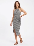 Dopasowana sukienka midi w paski marki Fame Fashion z dekoltem halter i wiązaniem w talii to idealna propozycja premium, która podkreśli kobiece kształty i zapewni modny, letni look.