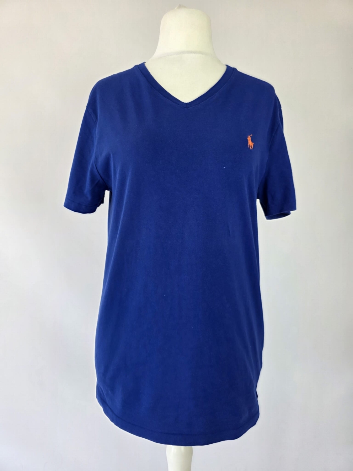 Oversizowy damski t-shirt Polo Ralph Lauren o swobodnym, męskim kroju z dekoltem V-neck w kolorze chabrowym