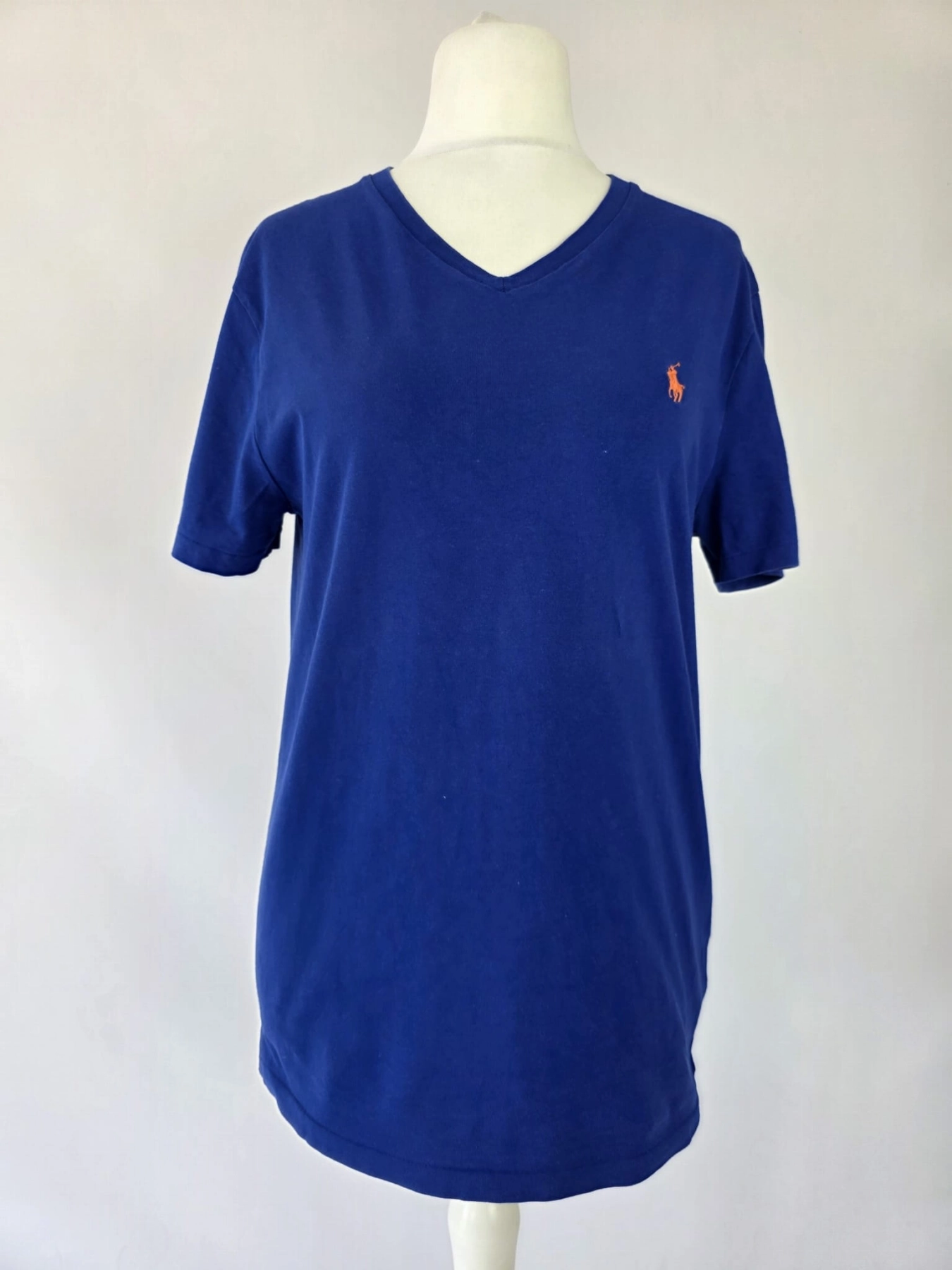 Oversizowy damski t-shirt Polo Ralph Lauren o swobodnym, męskim kroju z dekoltem V-neck w kolorze chabrowym