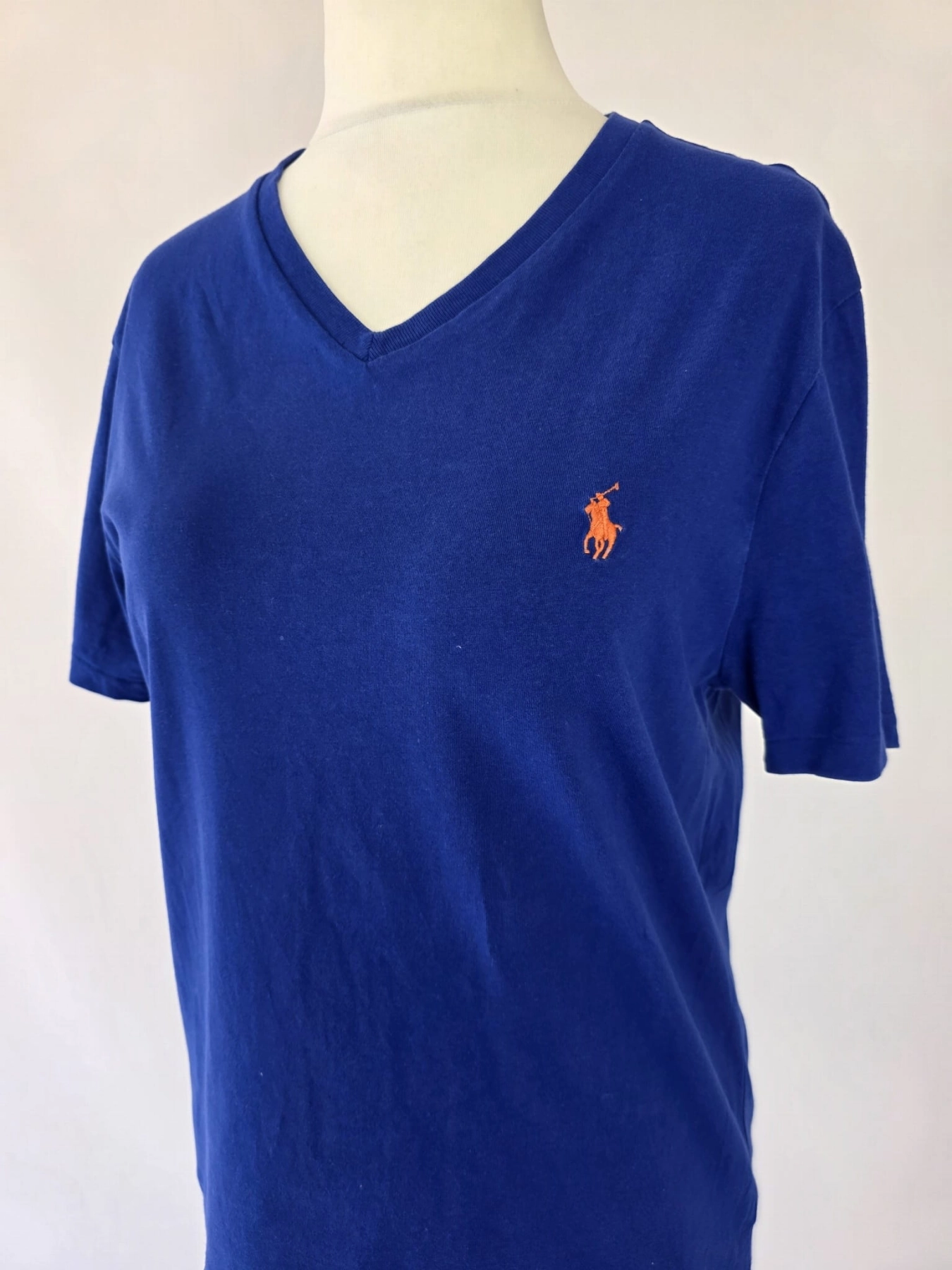 Oversizowy damski t-shirt Polo Ralph Lauren o swobodnym, męskim kroju z dekoltem V-neck w kolorze chabrowym