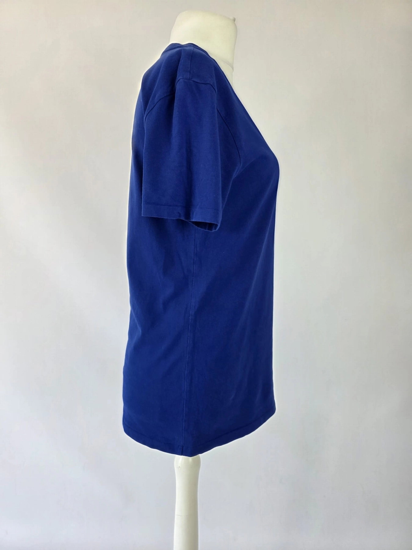 Oversizowy damski t-shirt Polo Ralph Lauren o swobodnym, męskim kroju z dekoltem V-neck w kolorze chabrowym
