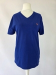 Oversizowy damski t-shirt Polo Ralph Lauren o swobodnym, męskim kroju z dekoltem V-neck w kolorze chabrowym