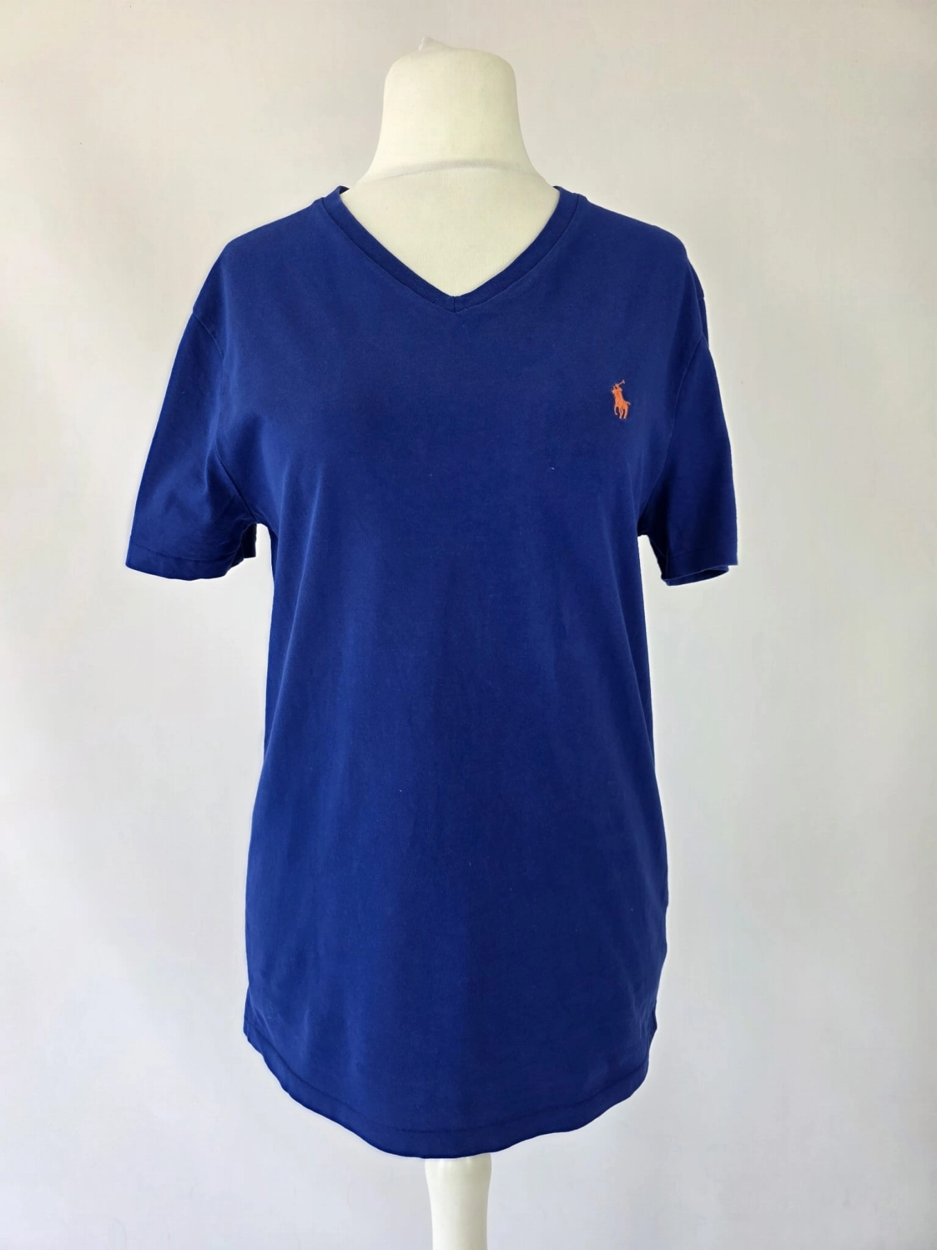 Oversizowy damski t-shirt Polo Ralph Lauren o swobodnym, męskim kroju z dekoltem V-neck w kolorze chabrowym