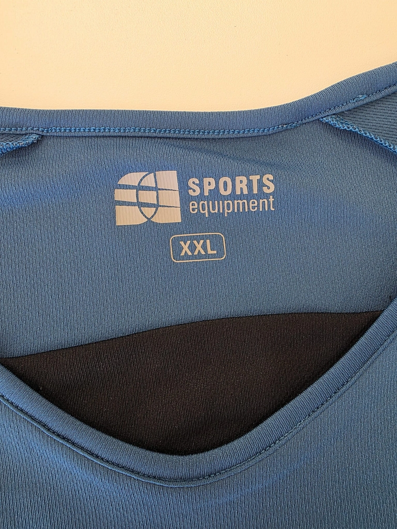Turkusowa damska koszulka sportowa Sports equipment w rozmiarze XXL, wykonana z lekkiego, oddychającego materiału o dopasowanym kroju podkreślającym talię
