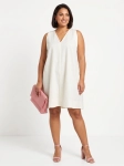 Kremowa sukienka oversize marki COS o gofrowanej strukturze, z dekoltem w serek i wiązaniem na plecach, idealna do minimalistycznych, letnich stylizacji premium