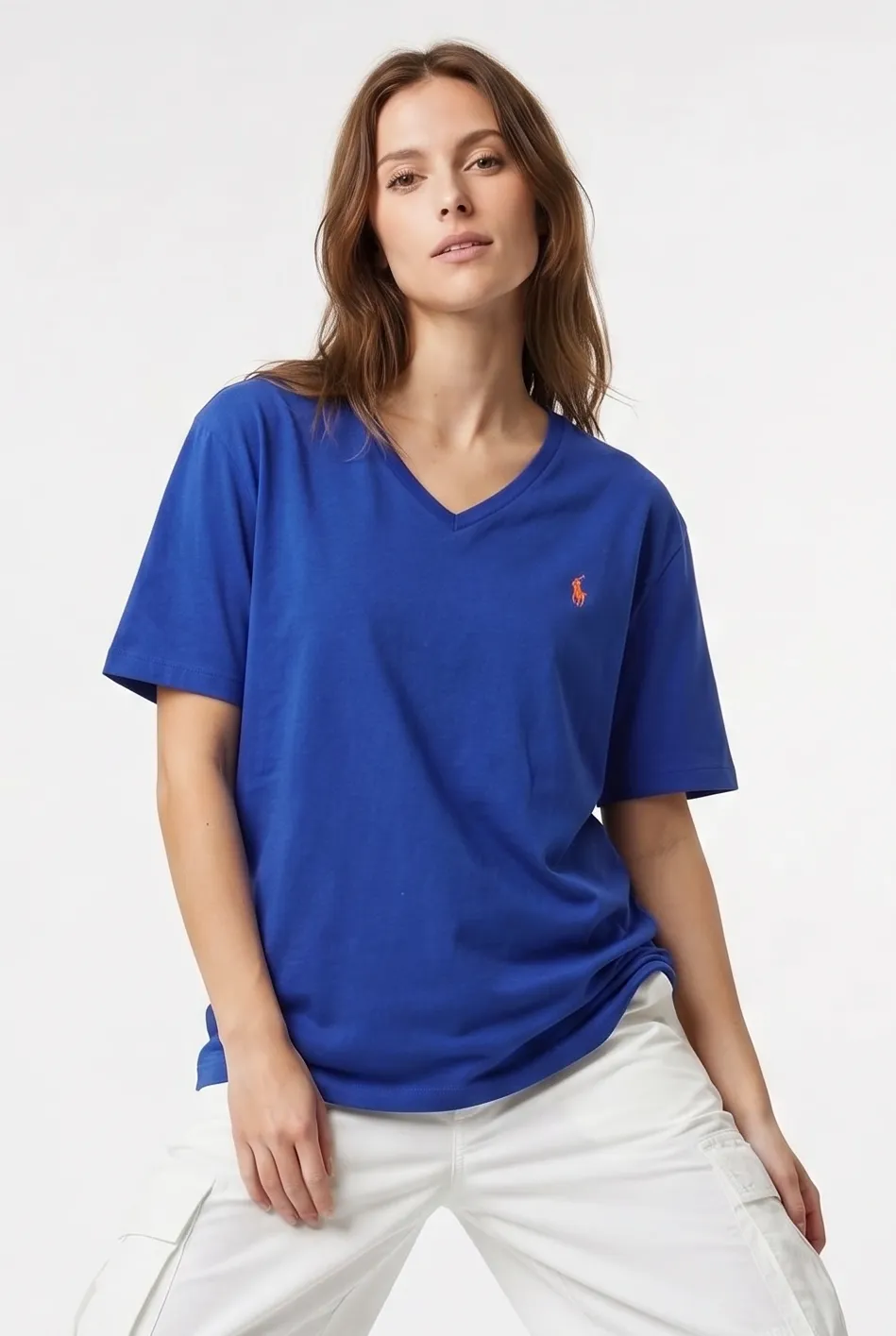 Oversizowy damski t-shirt Polo Ralph Lauren o swobodnym, męskim kroju z dekoltem V-neck w kolorze chabrowym