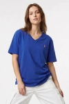 Oversizowy damski t-shirt Polo Ralph Lauren o swobodnym, męskim kroju z dekoltem V-neck w kolorze chabrowym
