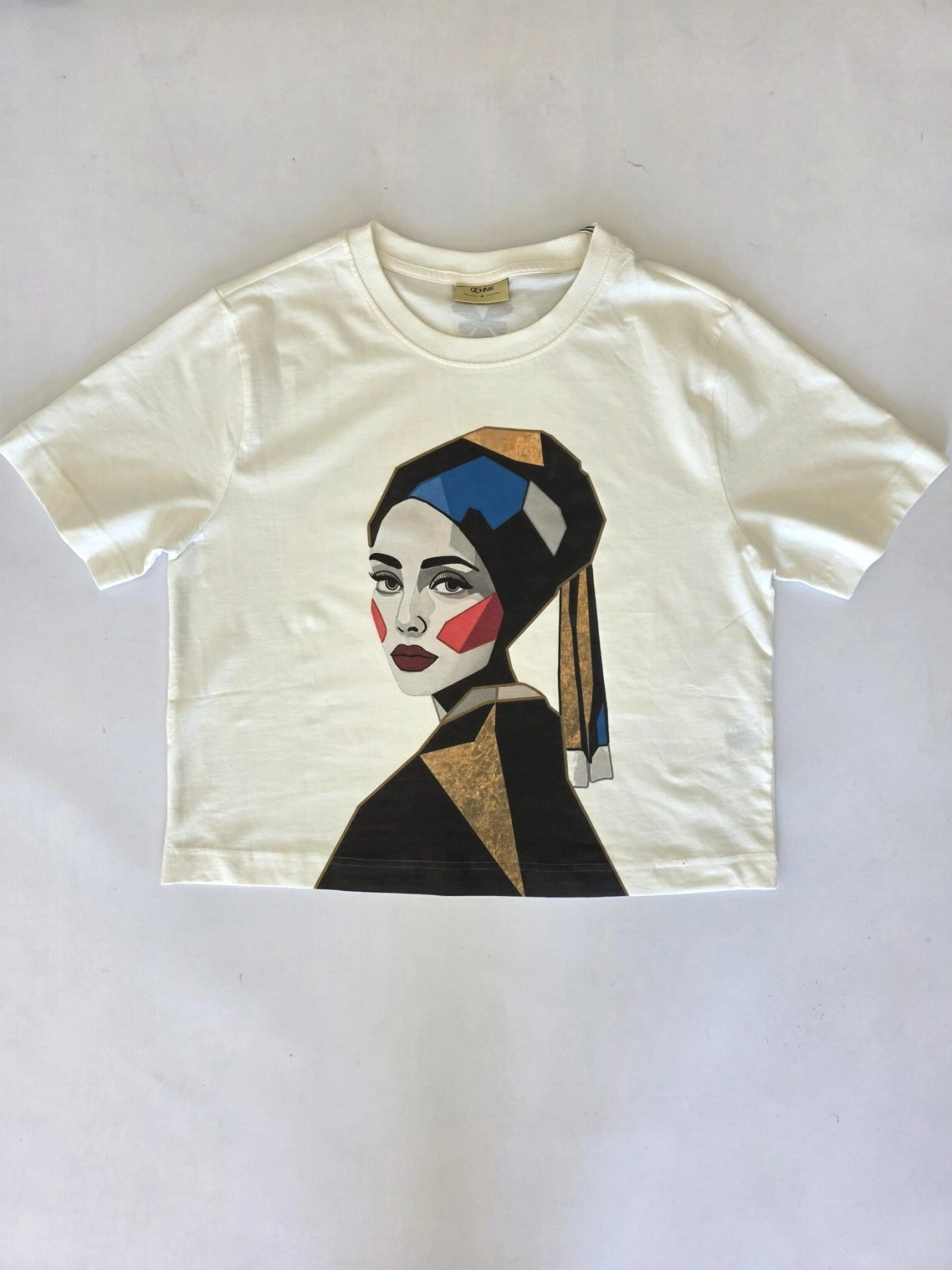 Nowy z metką kremowy t-shirt damski Ochnik z autorskim obrazem Marty Skalik (Twarda Sztuka) to limitowana bluzka artystyczna idealna na wyjątkowy prezent