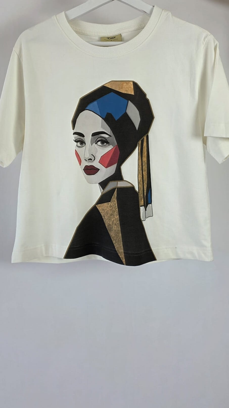 Nowy z metką kremowy t-shirt damski Ochnik z autorskim obrazem Marty Skalik (Twarda Sztuka) to limitowana bluzka artystyczna idealna na wyjątkowy prezent