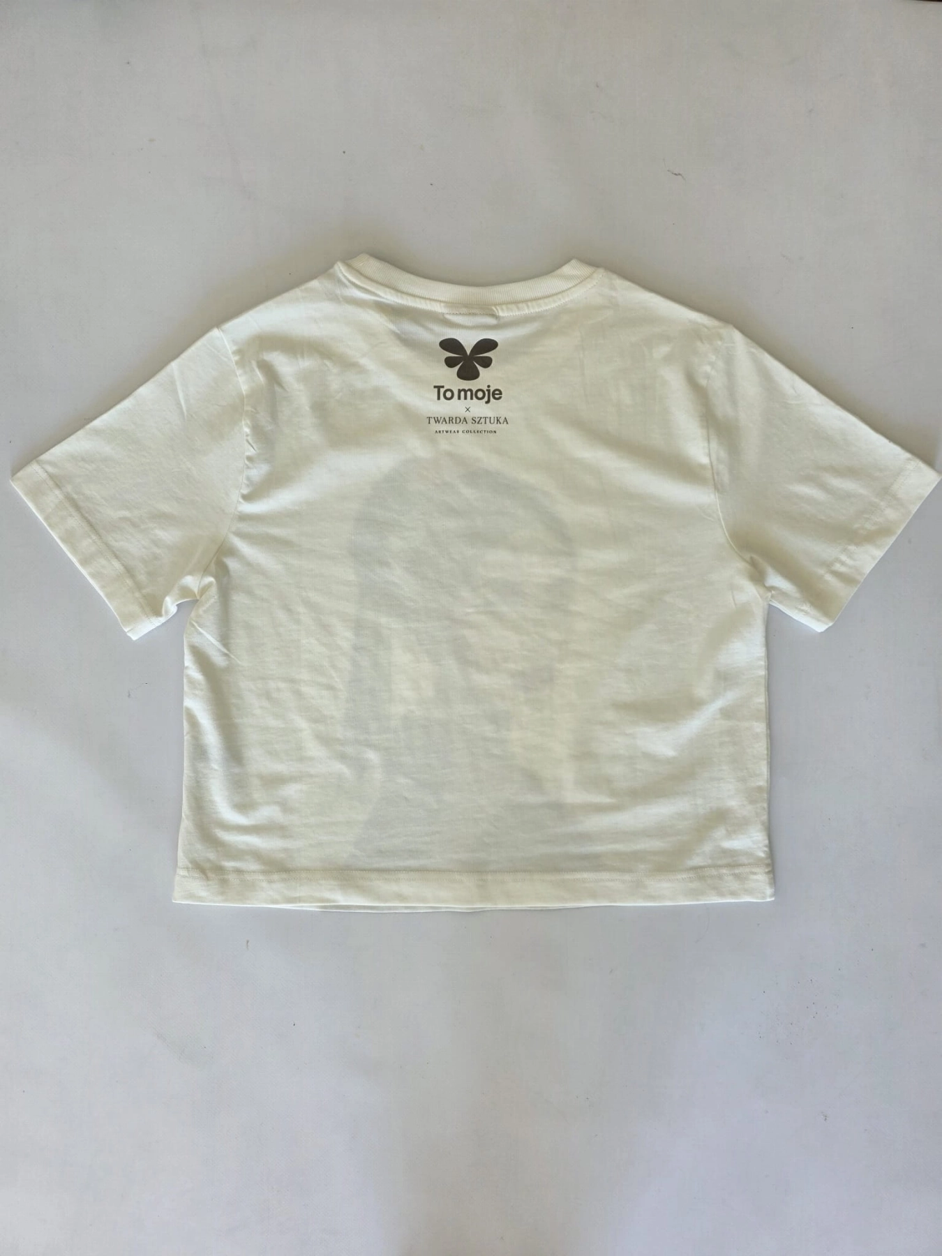 Nowy z metką kremowy t-shirt damski Ochnik z autorskim obrazem Marty Skalik (Twarda Sztuka) to limitowana bluzka artystyczna idealna na wyjątkowy prezent