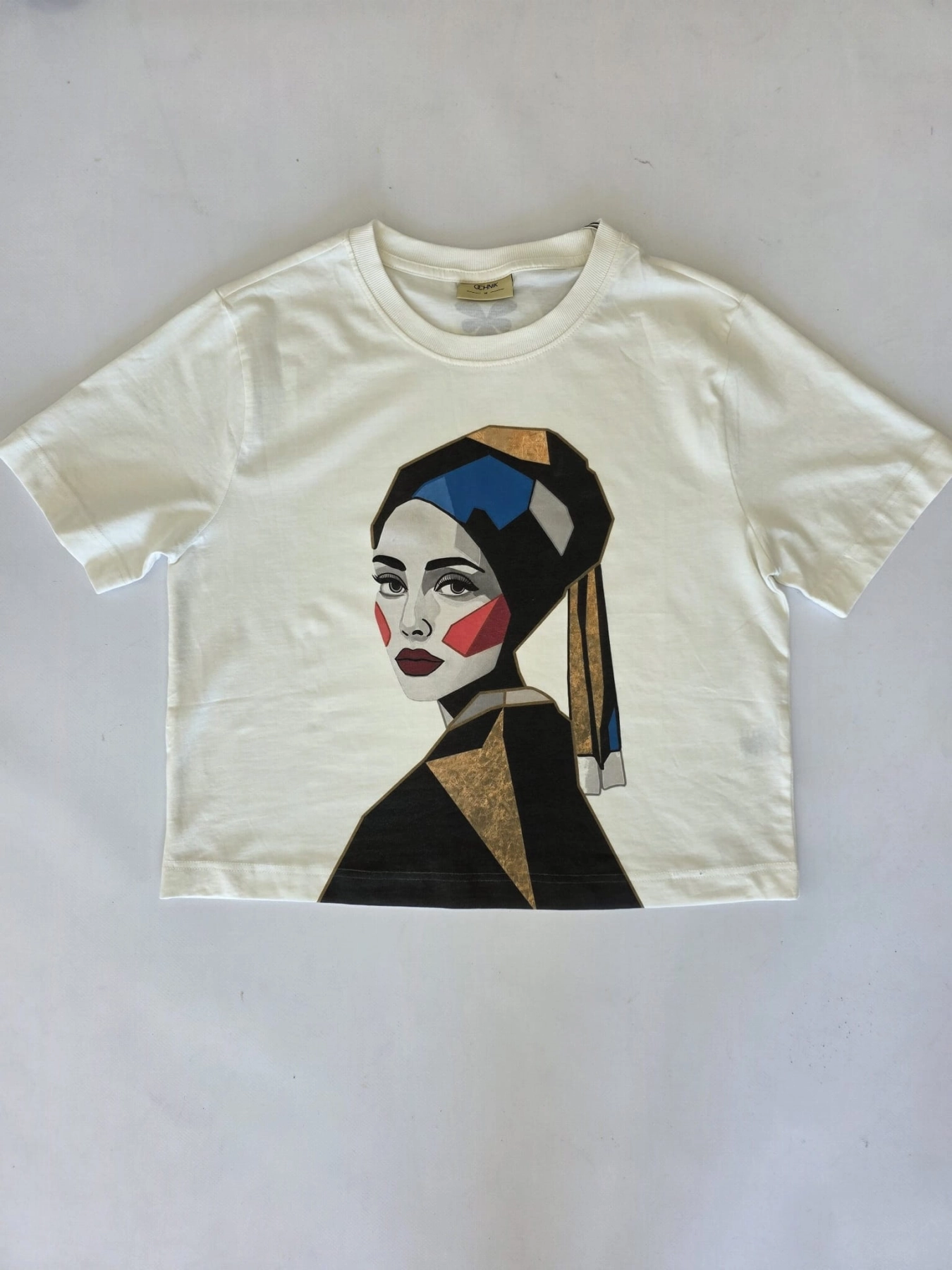 Nowy z metką kremowy t-shirt damski Ochnik z autorskim obrazem Marty Skalik (Twarda Sztuka) to limitowana bluzka artystyczna idealna na wyjątkowy prezent