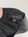 Szara rozkloszowana sukienka marki Solar z rękawem 3/4 i subtelnym tłoczeniem w kwiaty doskonale podkreśla talię, łącząc elegancki styl z codziennym komfortem
