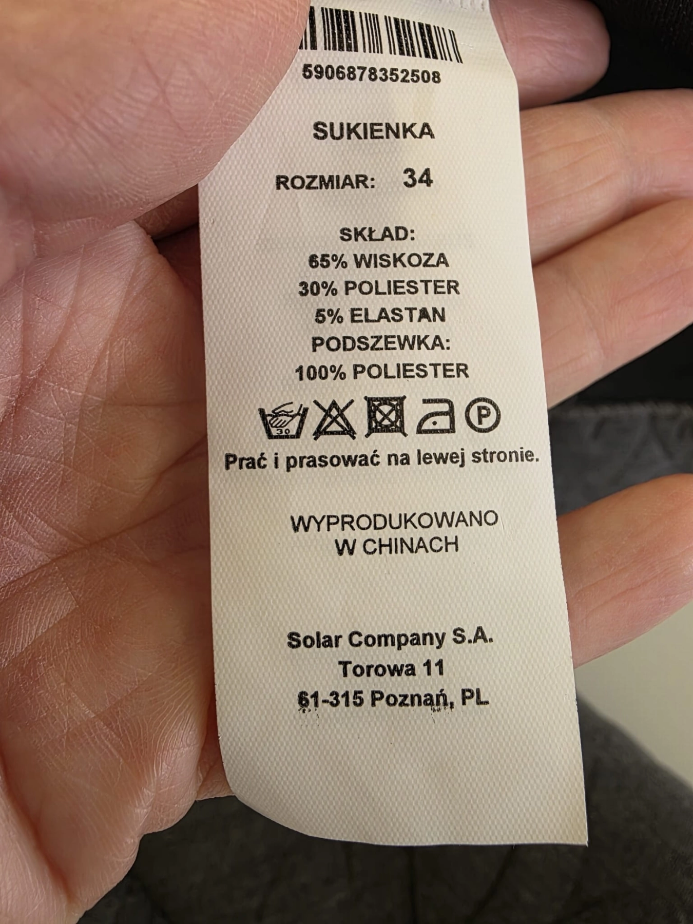 Szara rozkloszowana sukienka marki Solar z rękawem 3/4 i subtelnym tłoczeniem w kwiaty doskonale podkreśla talię, łącząc elegancki styl z codziennym komfortem