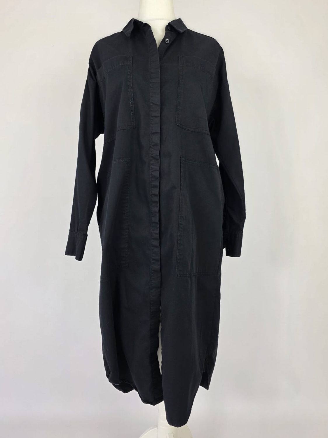 Długa czarna sukienka koszulowa oversize Monki z bawełny z kieszeniami - stylowa sukienka damska idealna do codziennych i eleganckich stylizacji