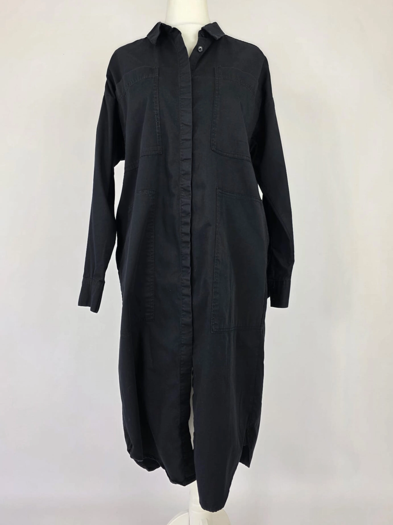Długa czarna sukienka koszulowa oversize Monki z bawełny z kieszeniami - stylowa sukienka damska idealna do codziennych i eleganckich stylizacji
