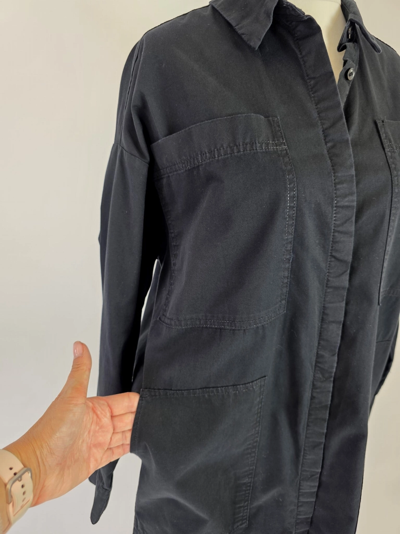 Długa czarna sukienka koszulowa oversize Monki z bawełny z kieszeniami - stylowa sukienka damska idealna do codziennych i eleganckich stylizacji