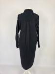 Długa czarna sukienka koszulowa oversize Monki z bawełny z kieszeniami - stylowa sukienka damska idealna do codziennych i eleganckich stylizacji