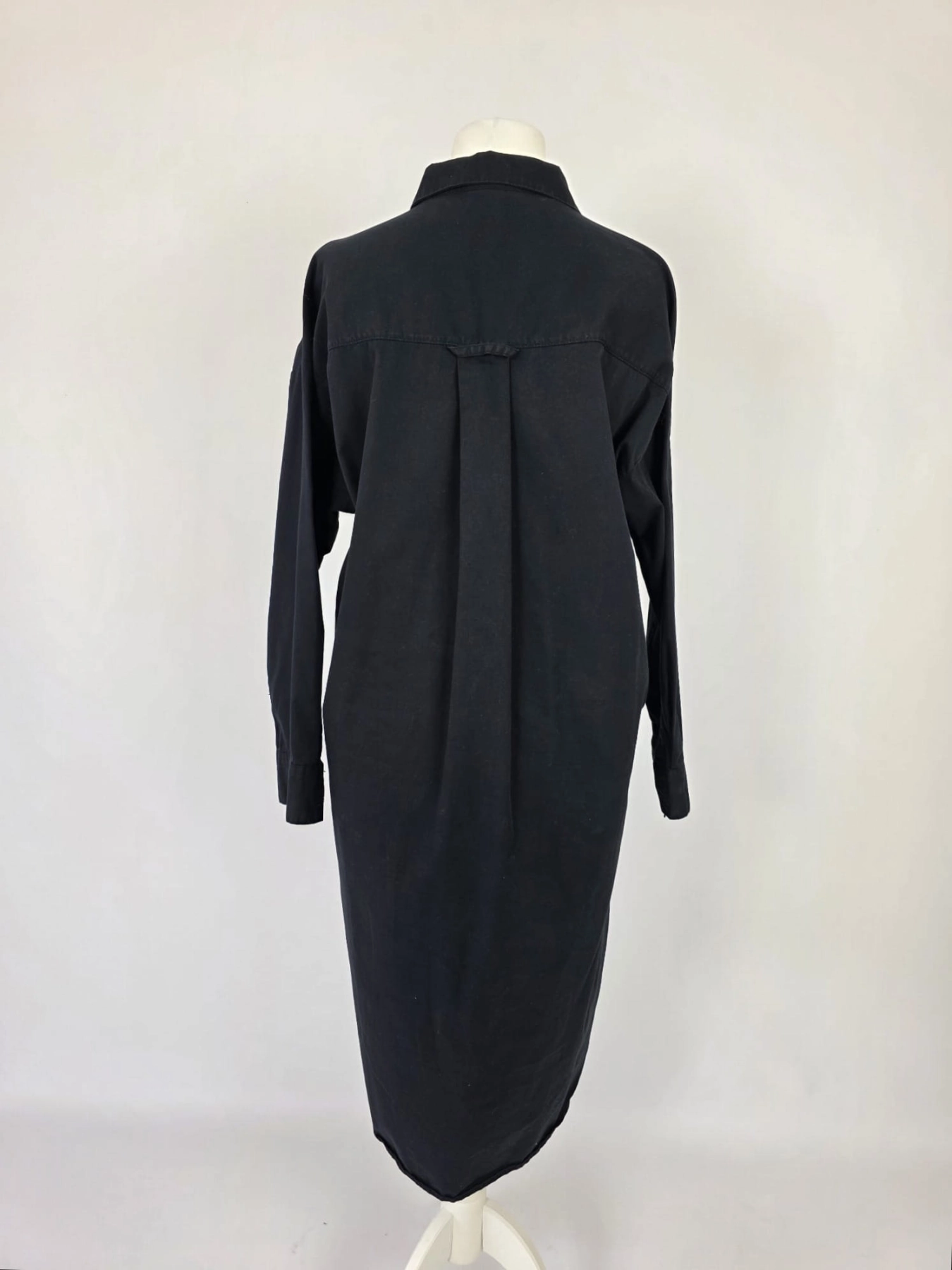Długa czarna sukienka koszulowa oversize Monki z bawełny z kieszeniami - stylowa sukienka damska idealna do codziennych i eleganckich stylizacji