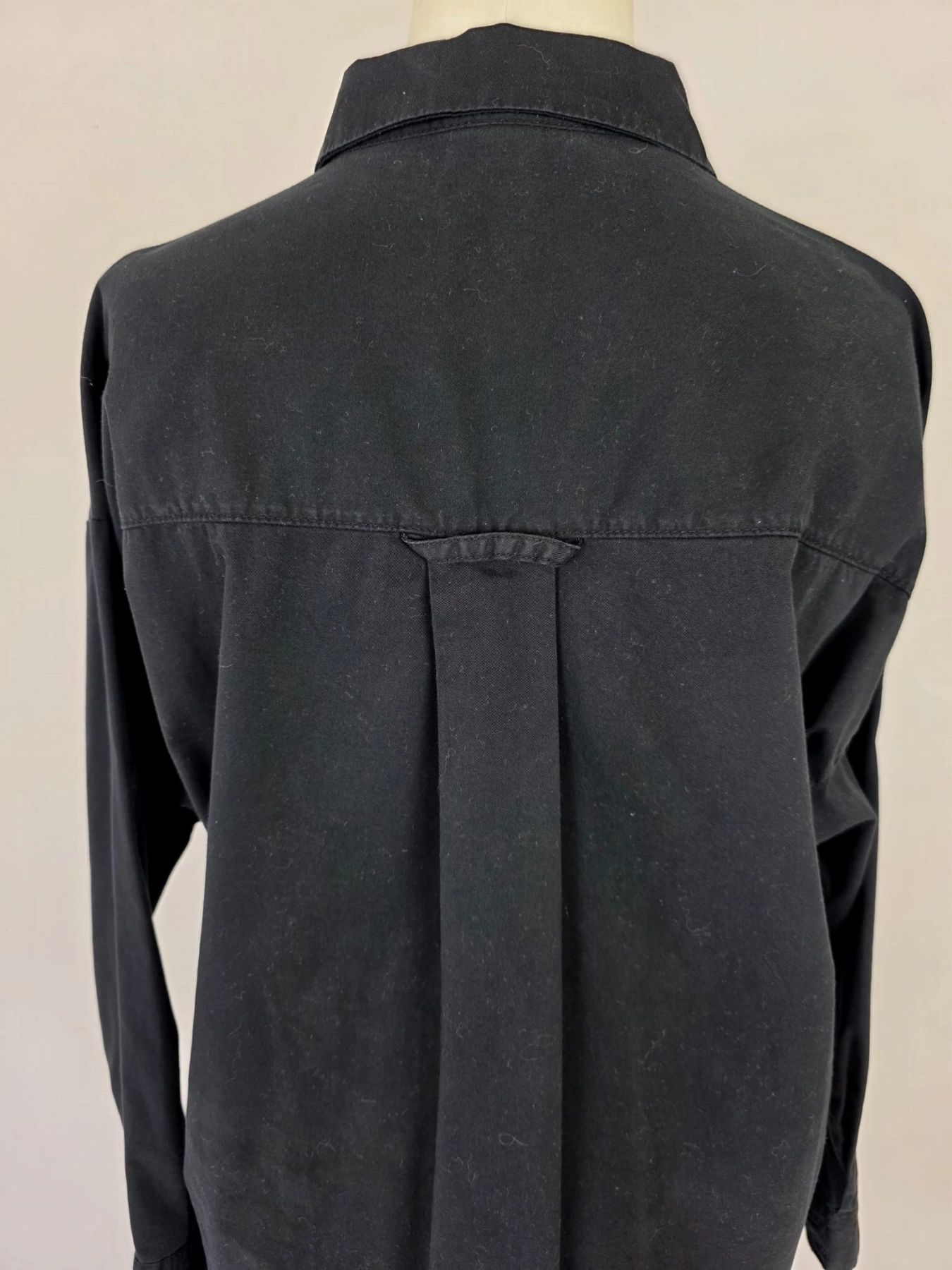Długa czarna sukienka koszulowa oversize Monki z bawełny z kieszeniami - stylowa sukienka damska idealna do codziennych i eleganckich stylizacji