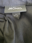 Długa czarna sukienka koszulowa oversize Monki z bawełny z kieszeniami - stylowa sukienka damska idealna do codziennych i eleganckich stylizacji