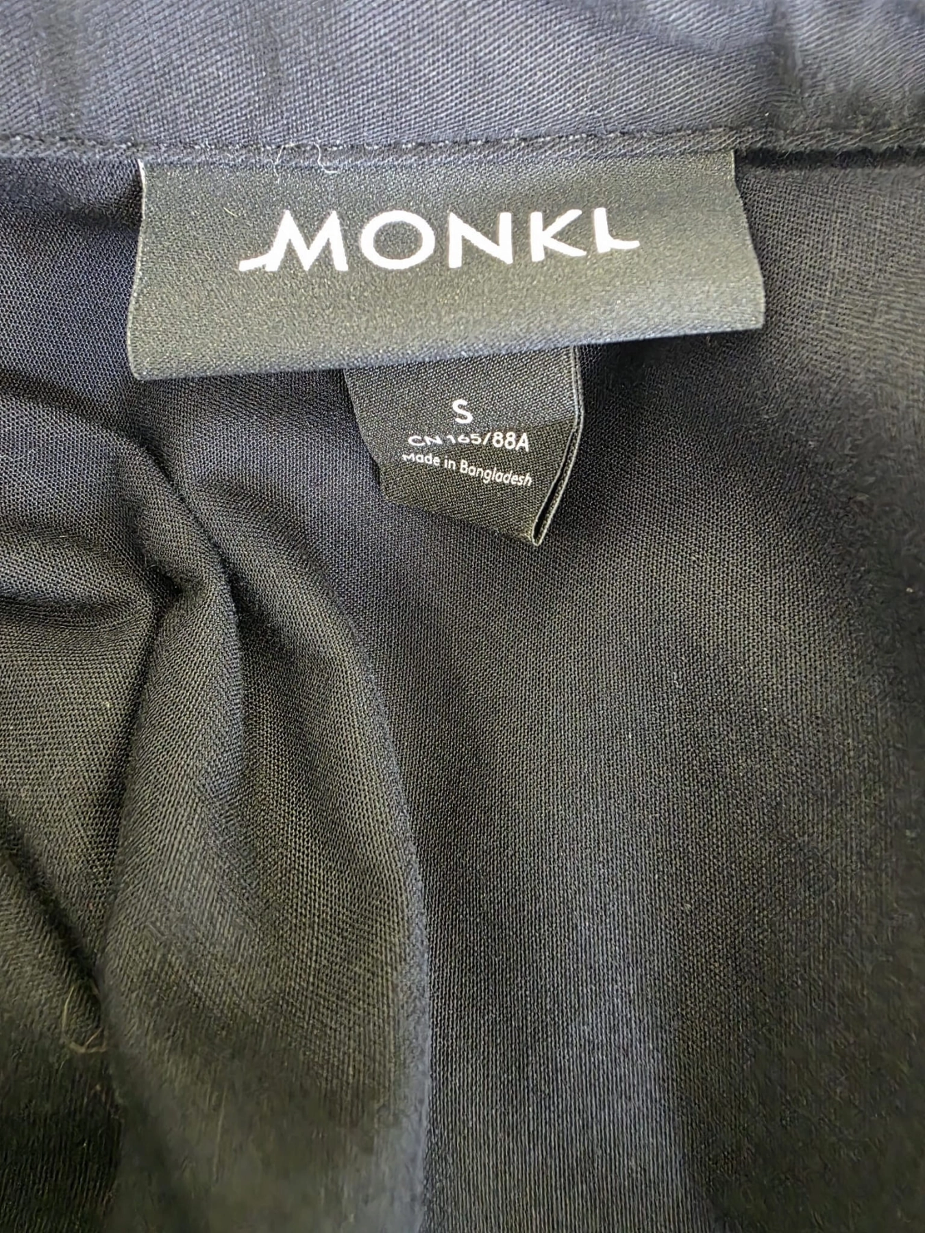 Długa czarna sukienka koszulowa oversize Monki z bawełny z kieszeniami - stylowa sukienka damska idealna do codziennych i eleganckich stylizacji