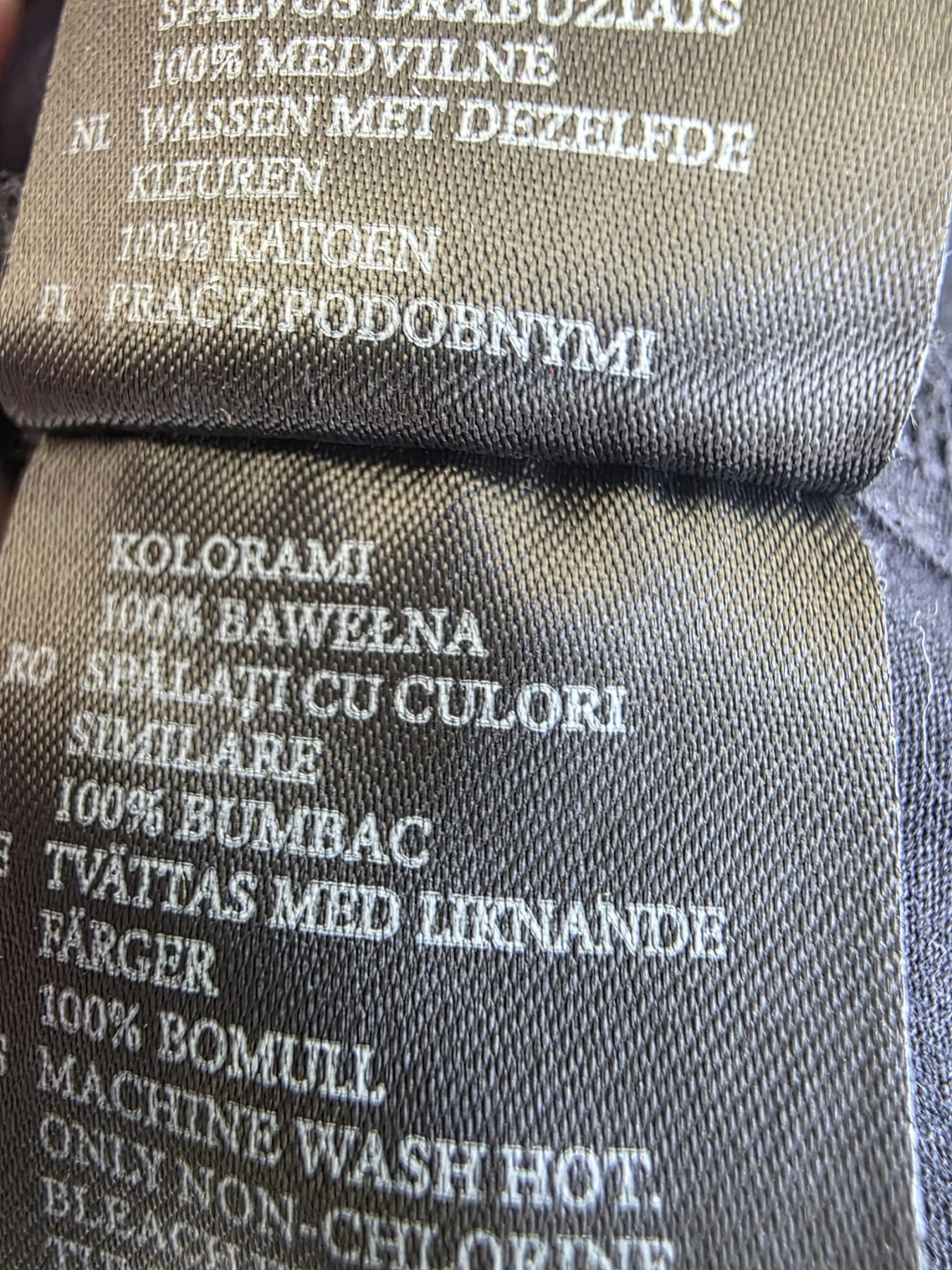 Długa czarna sukienka koszulowa oversize Monki z bawełny z kieszeniami - stylowa sukienka damska idealna do codziennych i eleganckich stylizacji