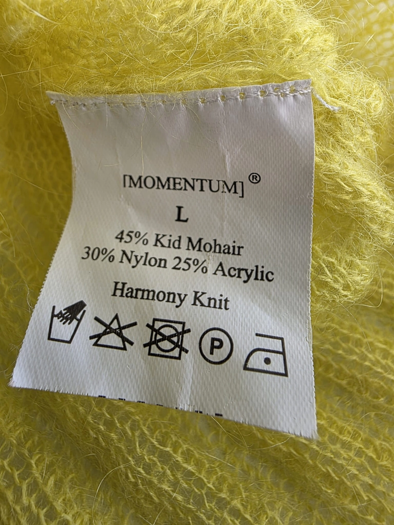 Ażurowy żółty sweter marki Momentum z cekinami - stylowy i kobiecy wybór na każdą okazję