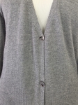 Długi szary kardigan damski zapinany na guziki marki H by Halston to elegancki sweter maxi z rozcięciami, który doskonale podkreśli kobiecą sylwetkę w codziennych i eleganckich stylizacjach