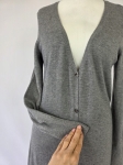 Długi szary kardigan damski zapinany na guziki marki H by Halston to elegancki sweter maxi z rozcięciami, który doskonale podkreśli kobiecą sylwetkę w codziennych i eleganckich stylizacjach