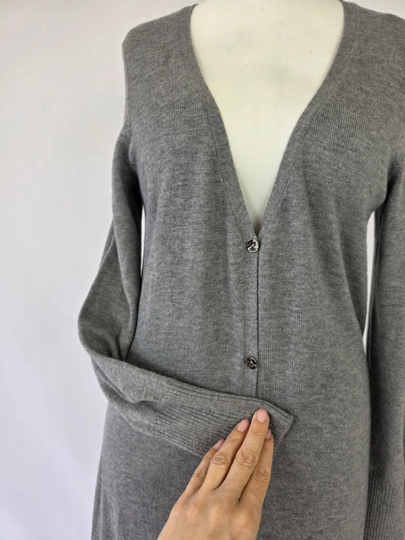 Długi szary kardigan damski zapinany na guziki marki H by Halston to elegancki sweter maxi z rozcięciami, który doskonale podkreśli kobiecą sylwetkę w codziennych i eleganckich stylizacjach