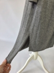 Długi szary kardigan damski zapinany na guziki marki H by Halston to elegancki sweter maxi z rozcięciami, który doskonale podkreśli kobiecą sylwetkę w codziennych i eleganckich stylizacjach